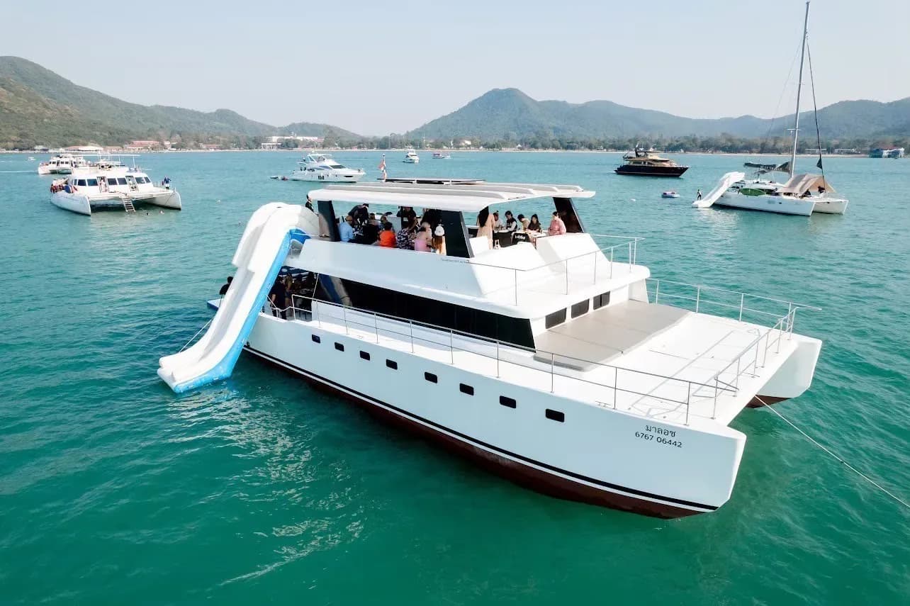 Maloch, 60 ft power catamaran departing Ocean Marina