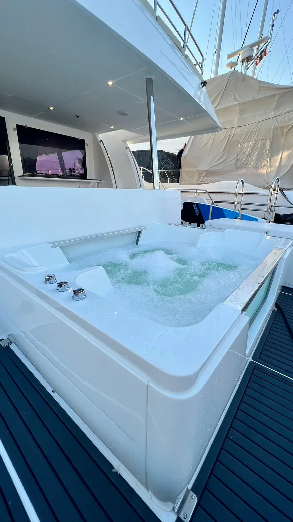 Jacuzzi on the deck of Crociera, a 50 ft catamaran